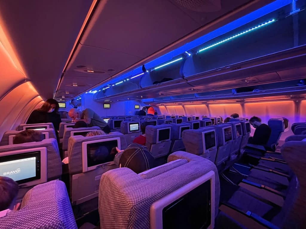 Aerolineas Argentinas A330-200 Economy Class (3)