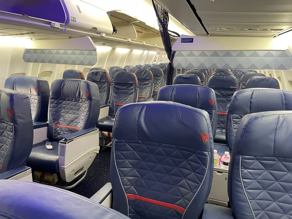 Delta Miami to Boston: Seats 737-800 First Class (DL494)