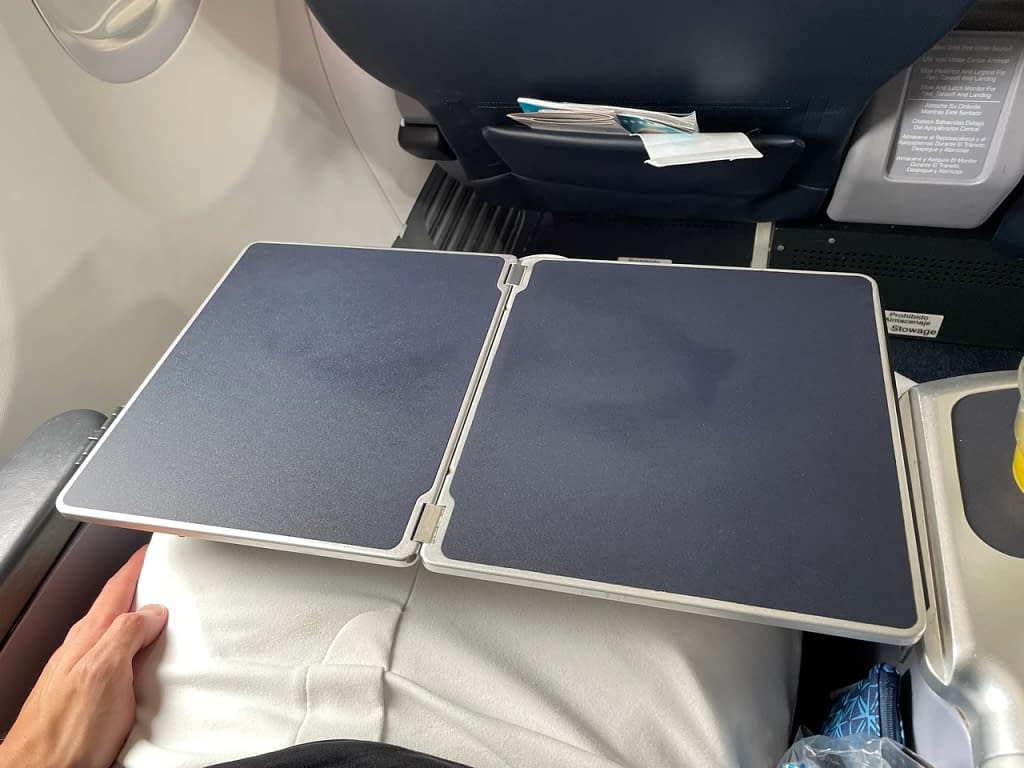 Copa 737-800 Business Class in 2023: Tray table
