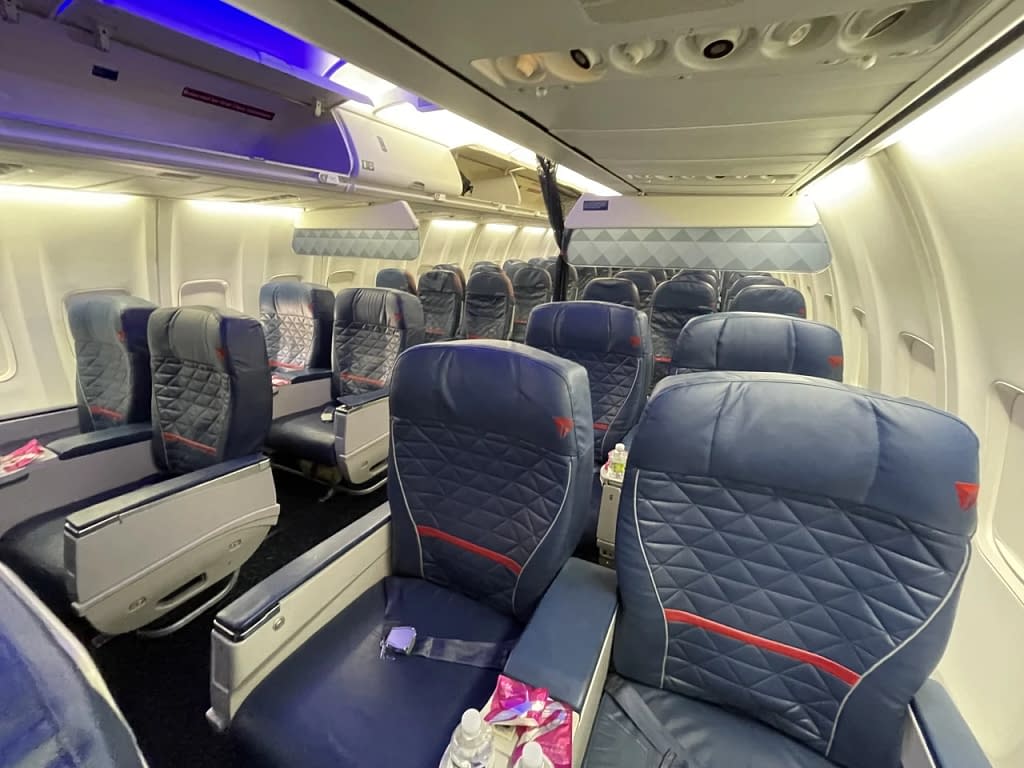 Delta Miami to Boston: Cabin 737-800 First Class (DL494)