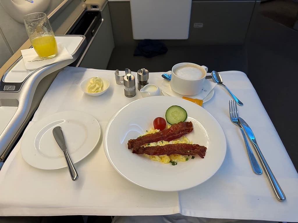 Lufthansa 747-8 First Class in 2023 - Breakfast 3