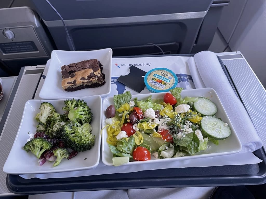 American Airlines A321neo First Class In 2023 - Lunch / Sallad