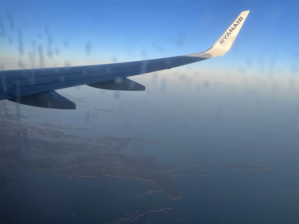 Ryanair 737-800 Barcelona to Stockholm
