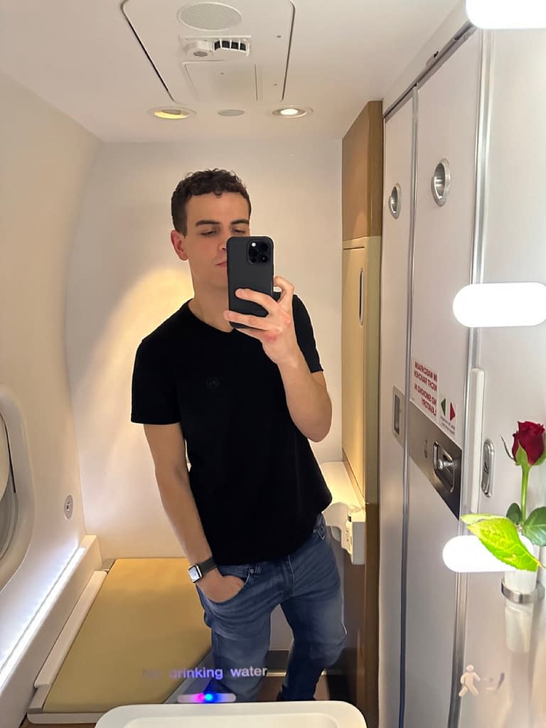 Lufthansa 747-8 First Class in 2023 - Toilet 3